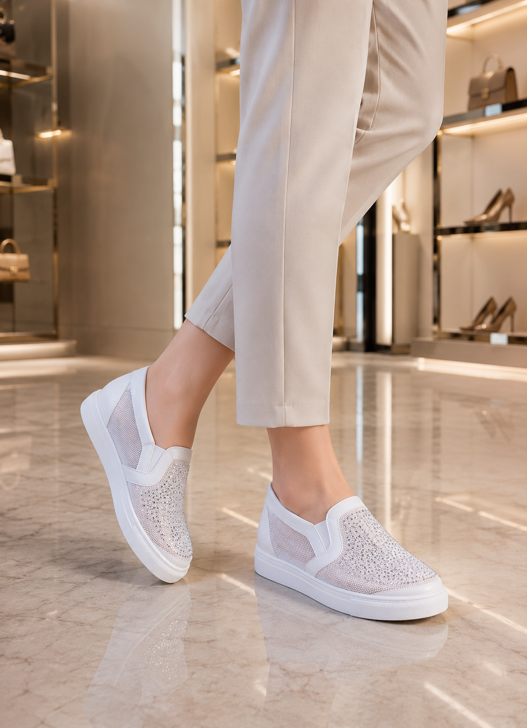 Baskets Élégance Blanche à Talon Compensé Invisible et Maille Respirante