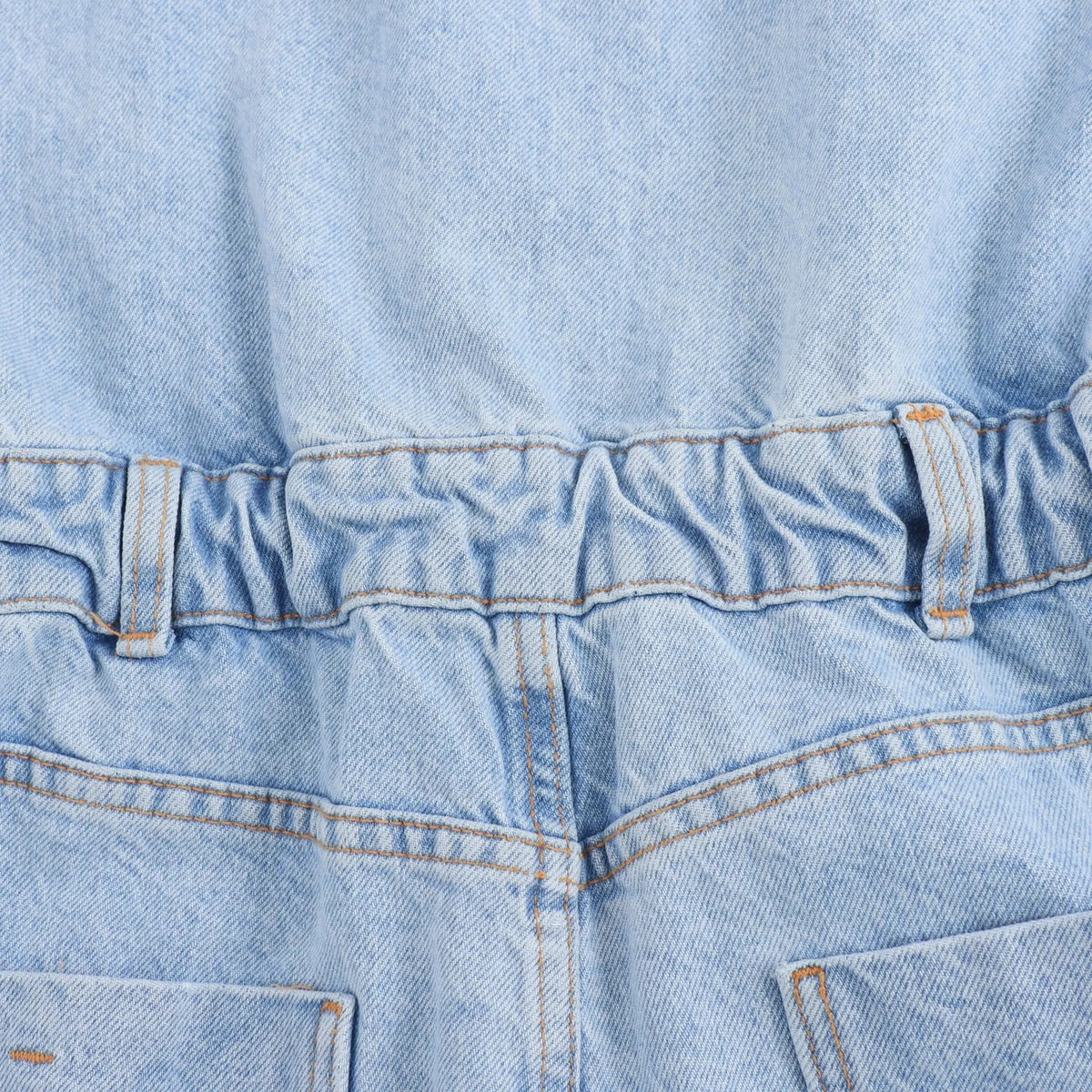 Combinaison Élégance en Denim Multicolore à Manches Courtes